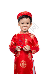 越南小男孩拿着红包过春节 这个词的意思是双喜临门 它是农历新年或 Tet 假期的礼物 红色隔离背景 春节假期 传统的图片