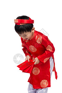 越南小男孩拿着红包过春节 这个词的意思是双喜临门 它是农历新年或 Tet 假期的礼物 红色隔离背景 运气 传统背景图片