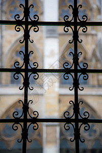哥特式铁门与背景模糊的大教堂窗户并列的艺术景观 独特的视角图片