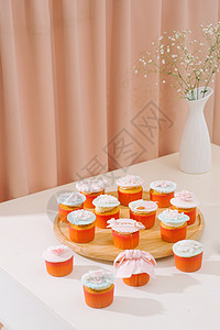 很多美味的蛋糕 情人节甜爱蛋糕 放在桌边轻背景的桌子上 装饰的 纸杯蛋糕图片