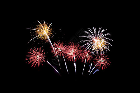 有许多闪亮的多彩烟花在令人惊艳的事件 有黑人背景的夜晚庆祝新年 节假日和节日 庆典 生日图片