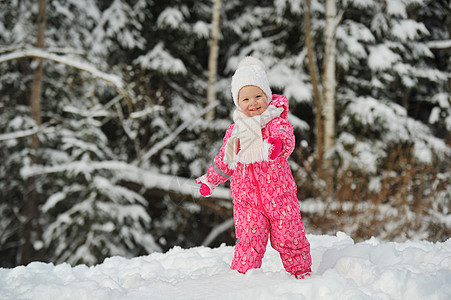 一个穿粉红西装的小女孩 冬天出来 美丽的 快乐的图片
