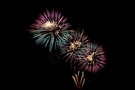 有许多闪亮的多彩烟花在令人惊艳的事件 有黑人背景的夜晚庆祝新年 节假日和节日 快乐 假期图片
