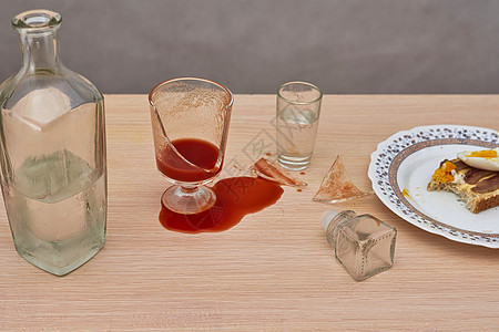 碎玻璃 红番茄汁洒在一瓶伏特加旁边的桌子上 果汁 伏特加酒图片