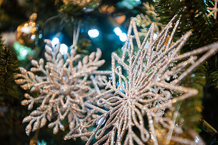 圣诞树装饰的闪亮雪花图片