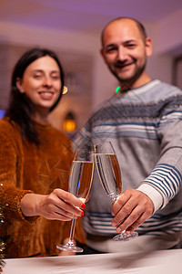 情侣杯庆祝圣诞节传统节日的葡萄酒杯之欢乐一对情侣背景