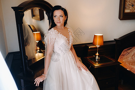 在镜子附近房子内侧的一身婚纱中穿着新娘肖像 假期 精美的图片