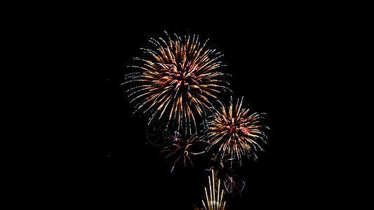 有许多闪亮的多彩烟花在令人惊艳的事件 有黑人背景的夜晚庆祝新年 节假日和节日 国际的 庆典图片