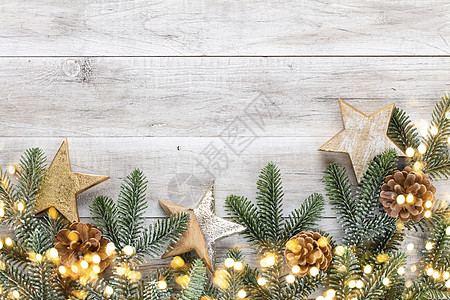 圣诞 新年 木板上的火 云杉 自然 装饰风格 白色的图片