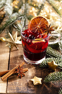 圣诞美酒和香料 在木制生锈的桌子上 传统的 马克杯图片