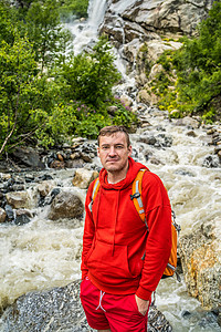 成年男性旅游者在山区景色美观不亚于华丽的风景 他们从小到大看山地 美丽的景色 徒步旅行图片