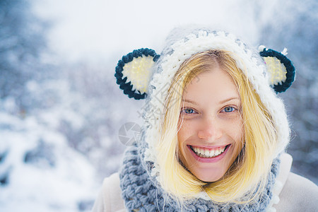 冬天白雪皑皑的风景中的年轻女子美丽的冬天画像 室外的冬天女人肖像 穿着时尚针织冬季帽子和手套的模特图片