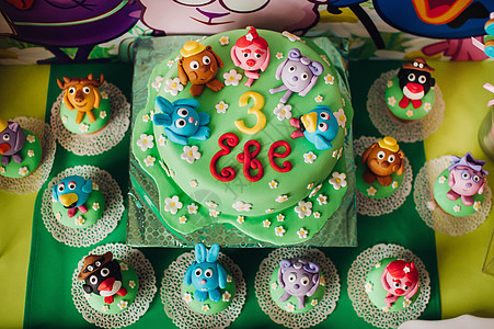 儿童节餐桌配着美丽的熊蛋糕花和彩色饼干 糖果酒吧 儿童节的生日 乐趣 婴儿图片