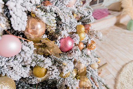 粉色圣诞树圣诞树装饰着金色和粉色的玩具 圣诞装饰品 丝带 简笔画鹿 珠子和发光的花环 寒假 奢华的新年装饰 装饰风格 圣诞节背景