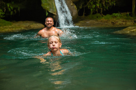 父亲和女儿在丛林的瀑布处 自然地在土耳其美丽的瀑布附近旅行 笑声 图片