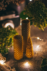 天然蜡手工制作的浪漫蜡烛 专为蜂蜡蜂巢假期制作 配绿色绣球花 蜂蜜 梳子图片