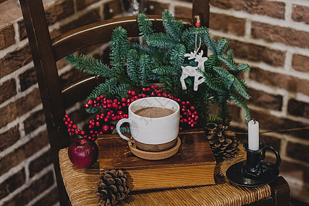装饰圣诞树圣诞热巧克力和迷你棉花糖 在古老的陶瓷杯杯中 蜡烛在木本底 杯子 二月背景