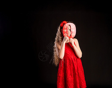 抱着一个孩子 手里拿着字母符号 情人节的心 在婚礼心的地板上 公式艺术 梦 红裙子的礼物 赤脚背景图片
