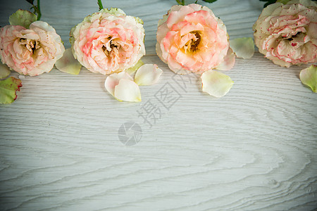 桌子上美丽的橙色玫瑰花束 春天 妈妈们 假期图片
