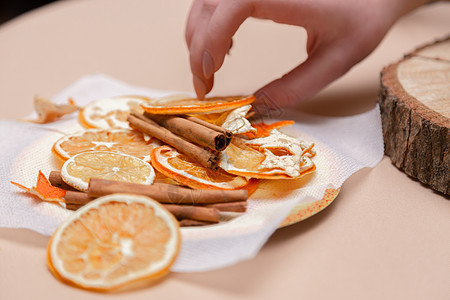 妇女用干橙子 橘子和肉桂的星星制作女性手饰 女孩聚会或集会 水果 八角背景图片