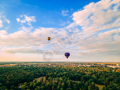 夏季日落时 多彩热气球在小型欧洲城市上空飞行 运输 爬坡道图片