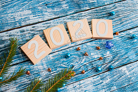 文字的木板方 新的2020年 树枝 闪亮珠子 蓝木背景 圣诞节 祝贺图片