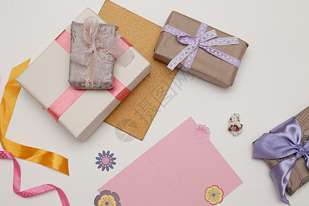 白色背景粉色卡片上有亮色丝带和蝴蝶结的礼盒 装饰用小熊 复制空间 顶视图 生日 感恩节 假期 新年 圣诞节 平躺 编织 礼物图片