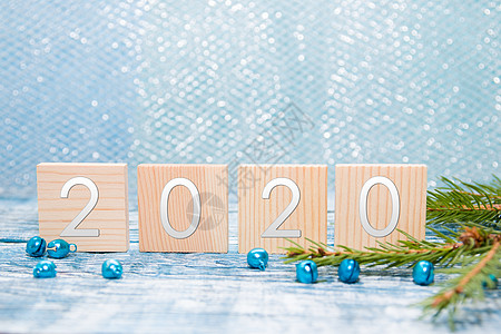 文字的木板方 新的2020年 树枝 闪亮珠子 蓝木背景 丝带 祝贺图片