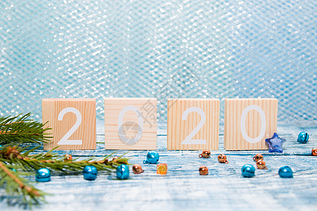 文字的木板方 新的2020年 树枝 闪亮珠子 蓝木背景 金的 假期图片