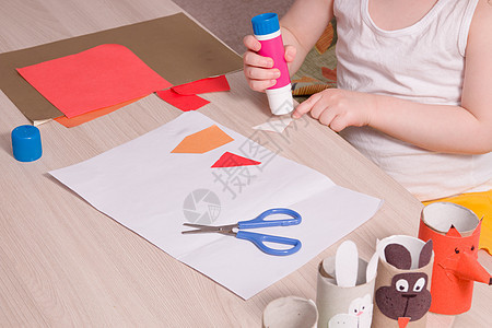 孩子做贴花 用彩色纸和卫生纸凳子做工艺品 在家里和孩子一起做什么 想象力的发展和手的精细运动技能 爱好图片