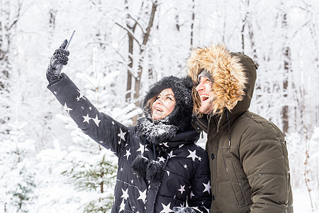 季节和关系概念 - 有趣的情侣在冬季自拍自拍的冬天 情绪 爱图片