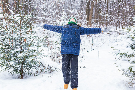 可爱的小男孩玩雪 玩得开心 微笑 冬季公园的少年 积极的生活方式 冬季活动 户外冬季运动会 雪球 青少年 美丽的背景图片