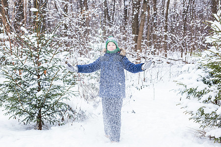 可爱的小男孩玩雪 玩得开心 微笑 冬季公园的少年 积极的生活方式 冬季活动 户外冬季运动会 雪球 围巾 喜悦背景图片