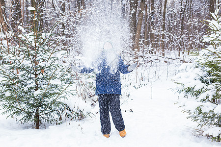 可爱的小男孩玩雪 玩得开心 微笑 冬季公园的少年 积极的生活方式 冬季活动 户外冬季运动会 雪球 美丽的 帽子背景图片