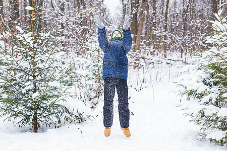 可爱的小男孩玩雪 玩得开心 微笑 冬季公园的少年 积极的生活方式 冬季活动 户外冬季运动会 雪球 季节背景图片