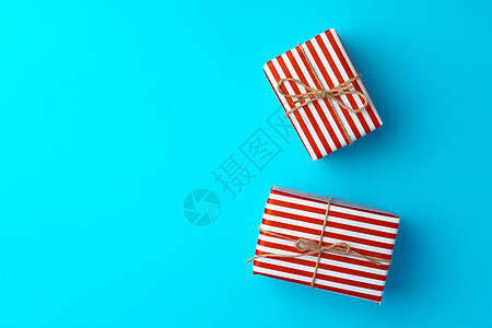 蓝色背景的红色和白条纹红和白色礼品盒 红色的图片