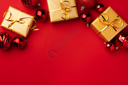 红色背景最上视图的红圣诞胸罩 庆典 装饰品 玩具图片