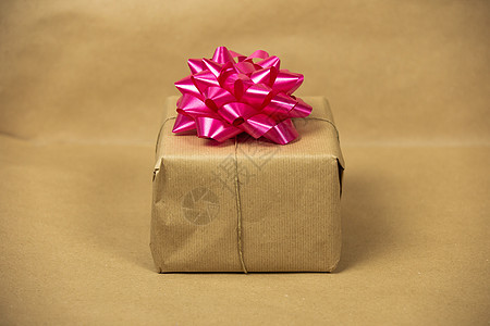纸礼品箱 上面有棕色背景 现在和生日概念的粉红色包装装饰品 绳索 平铺图片