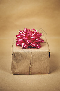 纸礼品箱 上面有棕色背景 现在和生日概念的粉红色包装装饰品 桌子 乡村图片