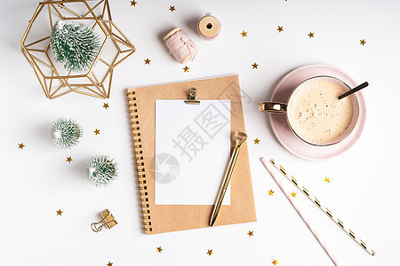 桌面空白计划器 平躺的白色工作台背景与一杯咖啡和圣诞装饰 顶视球 杉树 回形针 模拟贺卡 工艺笔记本和笔 肉桂 十二月图片