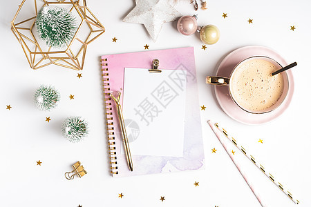 桌面空白计划器 平躺的白色工作台背景与一杯咖啡和圣诞装饰 顶视球 杉树 回形针 模拟贺卡 工艺笔记本和笔 假期 杯子图片