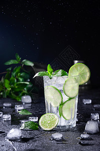 小寒冷莫吉托鸡尾酒或柠檬水 与Lime Mint和冰在黑暗背景上 广告 派对背景