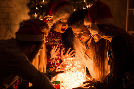 冬季假日和圣诞节 加兰在罐子上装饰 年轻人和园艺人 Garland 辉光 晚上图片