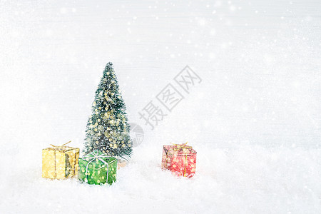 装饰圣诞树圣诞装饰 圣诞贺卡 与礼物的装饰圣诞节杉树aroundsnow 复制空格背景