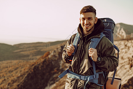 年轻的天主教男子旅行者 在山上徒步旅行 背着大背包在山上远足 顶峰 活动图片