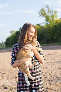 人 旅游和自然概念   妇女拥有关于自然的猫图片