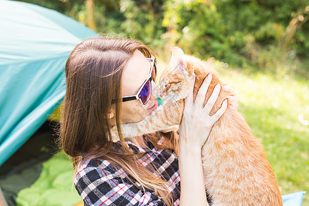 人 旅游和自然概念   紧贴女性养猫的肖像 闲暇 帐篷图片