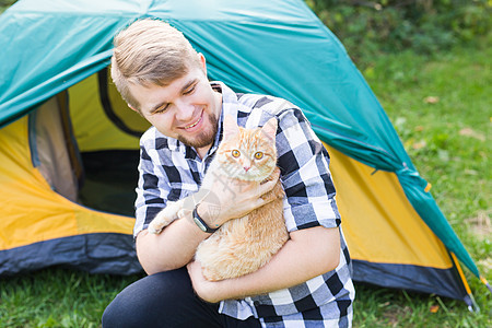 人 夏季 旅游和自然概念   男人养猫 美丽的 休息图片
