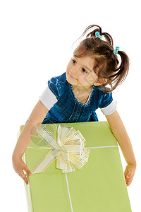 带礼物的小女孩 漂亮的 后期处理 微笑 展示 3-4岁 快乐 可爱的背景图片