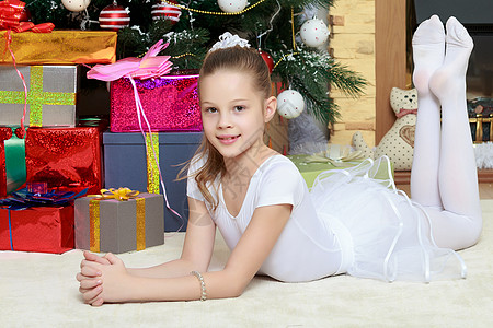 圣诞树旁边送礼物的小女孩儿 学校 假期 幼儿园图片